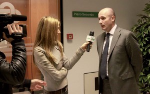Nella pagina precedente, due momenti della conferenza stampa che si è svolta il 4 aprile nella sede della nostra Bcc di Busto Garolfo, durante la quale il presidente Roberto Scazzosi e il direttore generale Luca Barni hanno presentato alla stampa i dati di bilancio 2011. Qui sopra Barni intervistato da Rete 55.