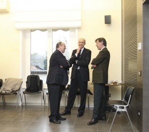 Nelle immagini, alcuni momenti prima, durante e dopo la conferenza stampa di presentazione del prestito obbligazionario, che si è svolta nella sede di Univa a Varese. Nelle seconda fotografia qui sopra, il nostro presidente Lidio Clementi intervistato dai microfoni della RAI.