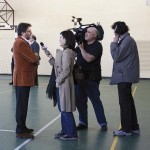 Nell’altra pagina (foto grande), gli insegnanti del 118 di Varese impegnati con i ragazzi delle scuole superiori a impartire i primi concetti di primo soccorso. In questa pagina (senso orario), il nostro presidente Lidio Clementi intervistato dalle telecamere di «La 7». A fianco, l’ideatore del progetto Salva, Sergio Morra, alle prese con le domande della giornalista della televisione nazionale. Qui a fianco, Carla Dotti, direttore generale dell’ospedale Civile di Legnano, mostra l’assegno da 50mila euro donato dalla nostra Bcc per l’importante corso educativo.