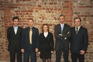 In alto da sinistra lo staff al completo che "animerà" la filiale di Castano: Fabio Capone, operatore unico di Buscate, Daniele Uderzo, vicedirettore e responsabile Tutoli, Marina Buson, sportellista, Giuseppe Mercandelli, direttore della filiale di Castano Primo e Tiziano Ravagnani, responsabile Crediti.