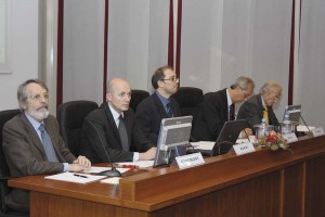 n alto, il Cesil di Castellanza (Centro servizi impresa e lavoro) dove si è svolto il convegno organizzato da Aiso e dal Centro Studi Orientamento. Sotto, Luca Barni, nostro direttore generale, al tavolo dei relatori.