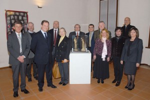 Nella foto d’apertura, il nostro presidente Lidio Clementi durante l’inaugurazione della statua. Nella pagina precedente, Clementi insieme al senatore Mario Mantovani, già sindaco di Arconate, e uno scorcio dell’opera realizzata da Marco Del Corso ispirato al dipinto di Francois Millet. Sopra, foto di gruppo dei promotori; da sinistra, Roberto Scazzosi, vicepresidente della nostra Bcc, il senatore Mantovani, Carlo Franciosi (con la cravatta bordeaux) presidente della Coldiretti Milano Lodi, Lidio Clementi, Orfeo Favotto segretario della Coldiretti di Cuggiono, Alessandro Folli presidente del consorzio Est Ticino Villoresi, Rosalie Jenna direttore del museo “Millet” di Barbizon (Francia), Marco Del Corso e Gianfranco Sommaruga.