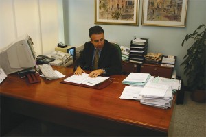 In senso orario: gli sportelli della filiale di Villa Cortese, lo staff (da destra, Mauro Follini, Roberta Salzano, Fabio Capone, Paola Torelli e il direttore Roberto Gentilomo), il direttore nel suo ufficio di Piazza Carroccio.