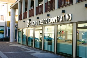 L’ingresso della filiale di Villa Cortese della nostra Bcc.