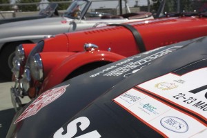 A sinistra, il nostro vicepresidente vicario Ignazio Parrinello premia i vincitori della Coppa dei Tre Laghi. Sopra, un momento della manifestazione