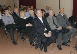 Nella foto di apertura, il libro scritto dalla giornalista Silvia Vignati sui 50 anni dell’istituto tecnico Bernocchi di Legnano, pubblicato grazie al sostegno della nostra Bcc, che è stato presentato durante la serata conclusiva dei festeggiamenti per il mezzo secolo di vita dell’istituto. In alto, l’intervento dell’autrice/giornalista (prima a sinistra). Più sotto, il pubblico che ha partecipato alla serata