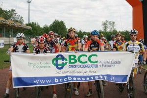 Nelle immagini tre momenti delle tappe varesine del Master Sport & Sport Trofeo Bcc. In apertura, la partenza della gara di Daverio del 23 maggio scorso, a destra quella di Cavaria del 9 maggio e, qui sopra, i ciclisti prima della partenza della competizione che si è svolta a Cassano Magnago lo scorso 13 giugno. La carovana del Master tornerà a percorrere le strade del territorio il prossimo 27 giugno a Nosate.