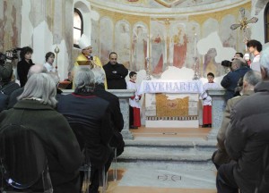 In alto, il taglio del nastro per il restauro della chiesetta di Gazzada. Qui sopra, il vicepresidente vicario Ignazio Parrinello e il consigliere Mario Pozzi.