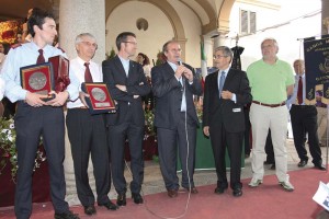 Nella foto in apertura, il numeroso pubblico (formato anche da moltissimi bambini) che ha assistito al concerto bandistico a Villa Cagnola. Qui sopra, dall’alto, un momento delle esibizioni delle bande e, sotto, il discorso del nostro presidente Lidio Clementi durante le premiazioni