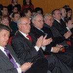 Nella foto grande in apertura, il parroco di Busto Garolfo don Piero Roveda, assieme al presidente Lidio Clementi e il vicepresidente Roberto Scazzosi, durante la benedizione che ha aperto la serata. In questa pagina, la consegna delle benemerenze: dall’alto, Sergio Bottini, presidente dell’associazione Gpu; Carla Ceriotti della Corale Santa Cecila e Maurizio Crespi del Csg. Più sotto, alcuni momenti del concerto di fine anno.