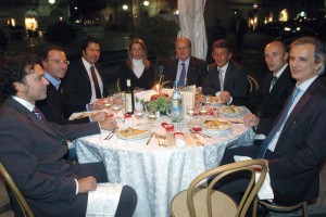 Nella foto in alto, l’ingresso della tensostruttura installata in piazza Santa Maria dove si è svolta la festa per i 25 anni del Comitato commercianti del centro cittadino di Busto Arsizio. Qui sopra, a destra, la delegazione della nostra Bcc presente alla manifestazione e, a sinistra, foto di gruppo dei commercianti.