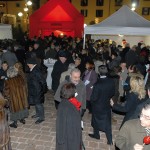 Nella pagina precedente, una fase del concerto dell’orchestra sinfonica Carlo Coccia e le voci dell’Ars Cantica Choir. Più sotto, il nostro presidente Lidio Clementi assieme al sindaco di Bustro Arsizio Gigi Farioli e un momento della festa organizzata sul piazzale della chiesa di San Giovanni. In questa pagina, dall’alto, la delegazione della nostra Bcc insieme al sindaco Farioli, l’ingresso alla basilica e due momenti della festa che ha dato l’arrivederci al 2008 e il benvenuto al 2009.