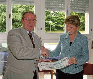 Lidio Clementi consegna l'assegno di 15mila euro a Pompea Ruggia