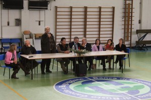 In alto, Enzo Papa e Mario Pozzi (a sin) insieme ai bimbi e al personale della scuola nel nuovo laboratorio di musica. Sotto, la presentazione ufficiale; a fianco di Pozzi (in piedi), Alessandro Vedani sindaco di Buguggiate.