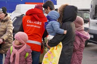 Volontari Caritas all'accoglienza dei profughi in Polonia
