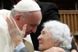 Papa Francesco abbraccia una anziana