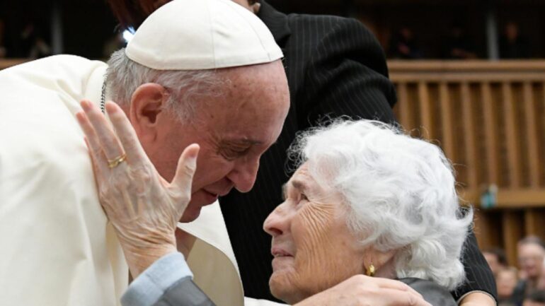 Papa Francesco abbraccia una anziana