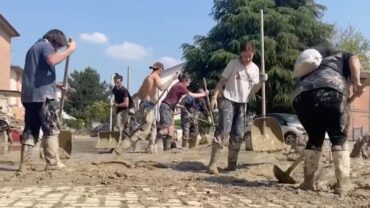 Alluvione Emilia Romagna - giovani volontari al lavoro per ripulire dal fango - Maggio 2023