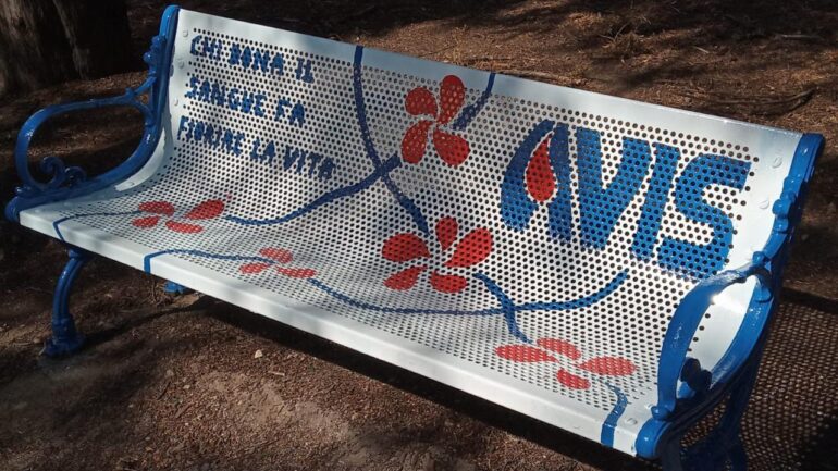 Panchina dedicata all'Avis a Parabiago