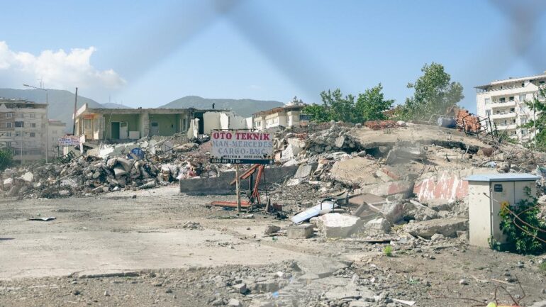 Proseguono le operazioni di rimozione delle macerie degli edifici distrutti dal sisma. Nordagı, Turchia, 30 luglio 2023