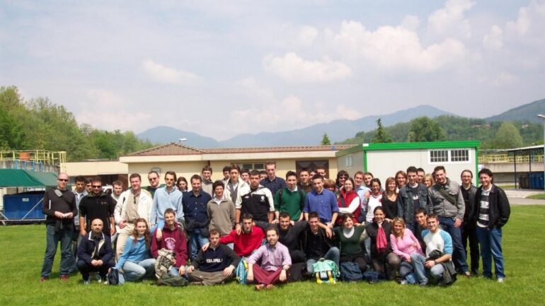un gruppo degli iscritti al primo anno del Corso di laurea in Ingegneria per la sicurezza del lavoro e dell’ambiente (Isla) nell'anno accademico 2003-2004