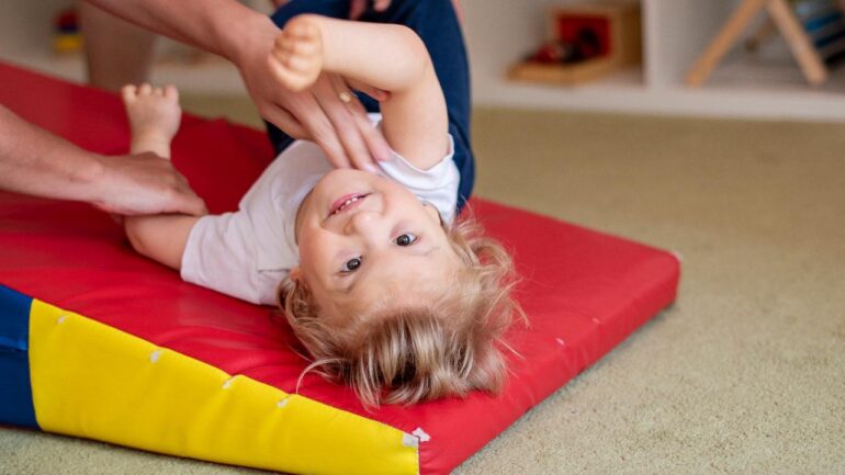 bambino con paralisi cerebrale handicap