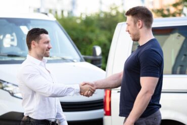 concessionario furgoni stretta di mano