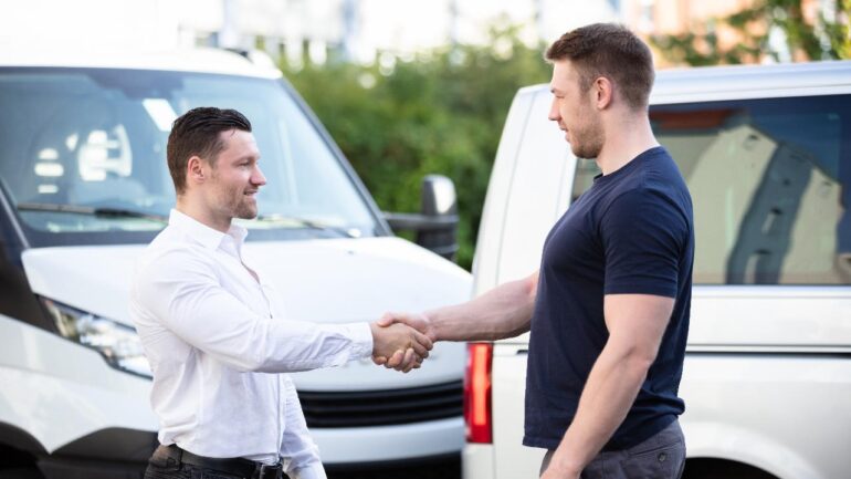 concessionario furgoni stretta di mano