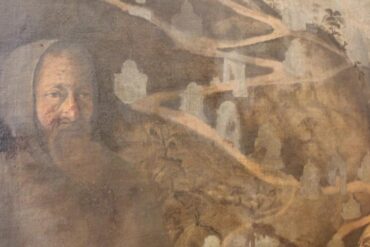 La tela da restaurare: Padre Aguggiari e, a destra, l'architetto Bernascone con la Via Sacra sullo sfondo nella tela del Seicento da restaurare Sacro Monte Varese ideatori