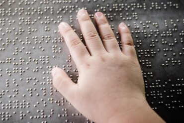 bambino cieco braile