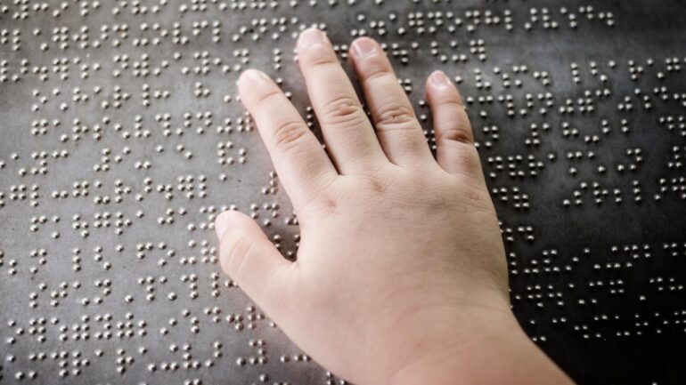bambino cieco braile
