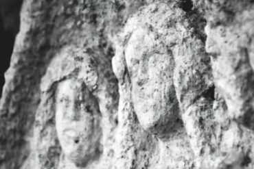 Scultura della via del Caravati