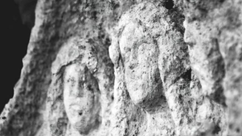 Scultura della via del Caravati