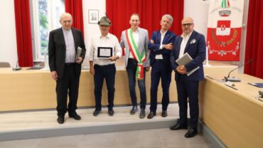 Benemerenze civiche Busto Garolfo 2024 consegnate a Bcc, parroco, alpini