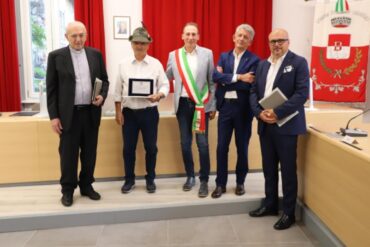 Benemerenze civiche Busto Garolfo 2024 consegnate a Bcc, parroco, alpini