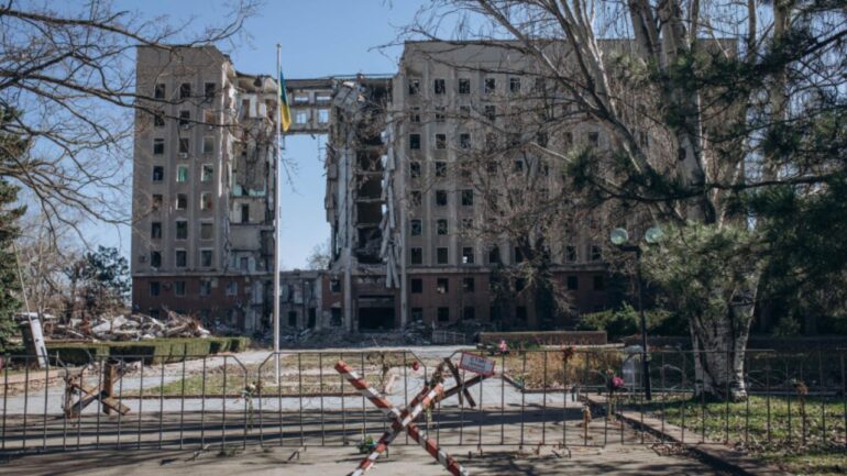 Mykolaiv, Ucraina - 11 marzo 2023: Colpito l'edificio dell'Amministrazione regionale dello Stato di Mykolaiv con un missile da crociera. 37 persone hanno perso la vita.