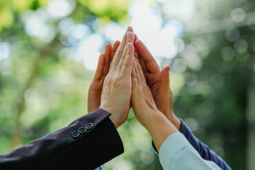 economia sociale stretta mani